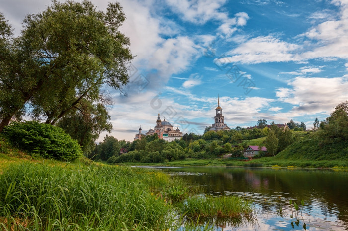 视图的鲍里索格列布斯基修道院从特维尔察河Torzhok俄罗斯