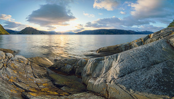 全景视图<strong>挪威</strong>峡湾和岩石前景