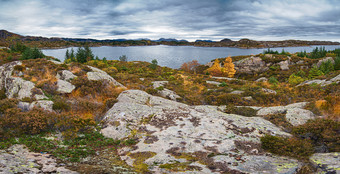 全景视图<strong>挪威</strong>岩石和峡湾下悲观的天空秋天时间