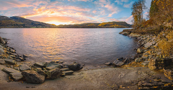 <strong>挪威</strong>峡湾景观与日落秋天时间色彩斑斓的天空柔和的水和岩石海岸与金树