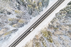 空中视图雪覆盖路冬天森林车通过运动模糊