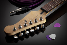 主轴承电吉他杰克电缆和选择关闭的主轴承电吉他选择和杰克电缆下一个光滑的背景与反射