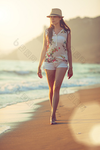 <strong>走光</strong>着脚的海滩年轻的美丽的女人<strong>走光</strong>着脚沿着的冲浪的沙子海滩日落镜头耀斑