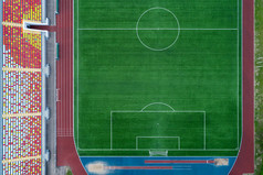 前空中视图打开体育场裁剪足球场红色的跟踪跑道为跳跃和马特里展览厅