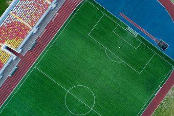 前空中视图打开体育场对角裁剪足球场红色的跟踪跑道为跳跃和马特里展览厅