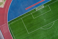 前空中视图打开体育场裁剪足球场与目标和红色的跟踪