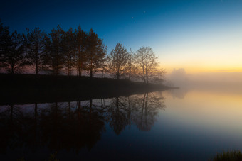 日落景观与河海岸雾的水和布满星星的天空kirzhach河莫斯科地区俄罗斯