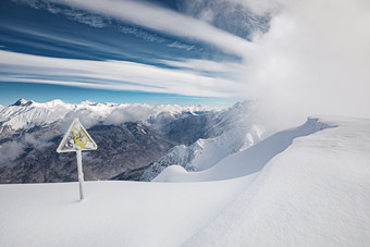 黄色的危险标志冬天山蓝色的天空和雪暴雪<strong>未来背景</strong>