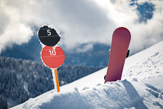 坡数量迹象和滑雪板站正直的的边缘滑雪坡雪阳光明媚的冬天一天山