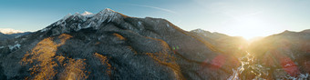 全景空中无人机视图山周围卡拉斯纳亚polyana索契俄罗斯山山坡上最后的金光日落