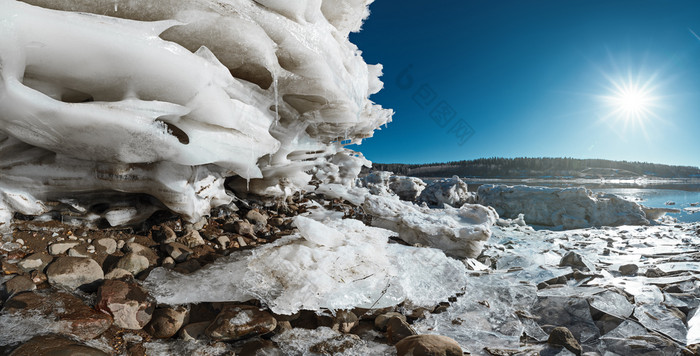 全景视图湖冬天一天层冰和岩石前景莫斯科地区俄罗斯