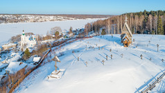 小镇普廖斯的银行的伏尔加河俄罗斯空中冬天视图的木教堂的复活和的老墓地周围