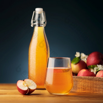 玻璃自制的<strong>苹果苹果</strong>酒汁红色的新鲜的<strong>苹果</strong>从的花园和瓶背景