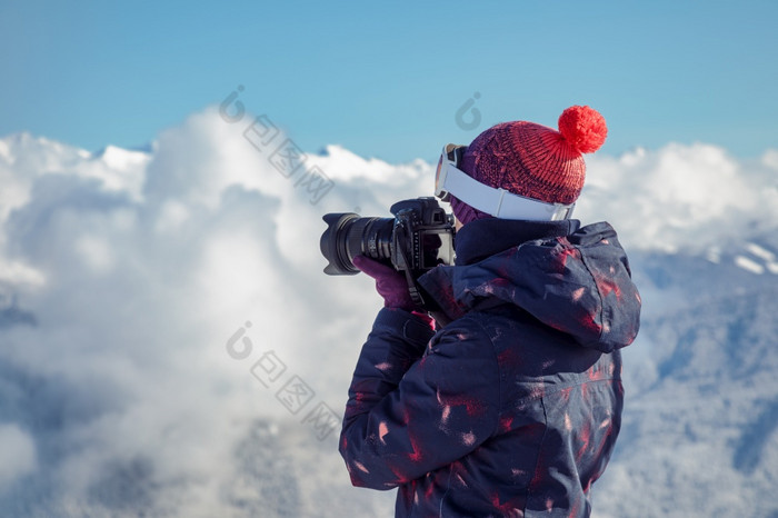 女滑雪照片山美丽的阳光明媚的一天