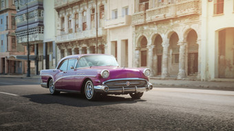 粉红色的复古的车的街哈瓦那古巴拍摄与平移