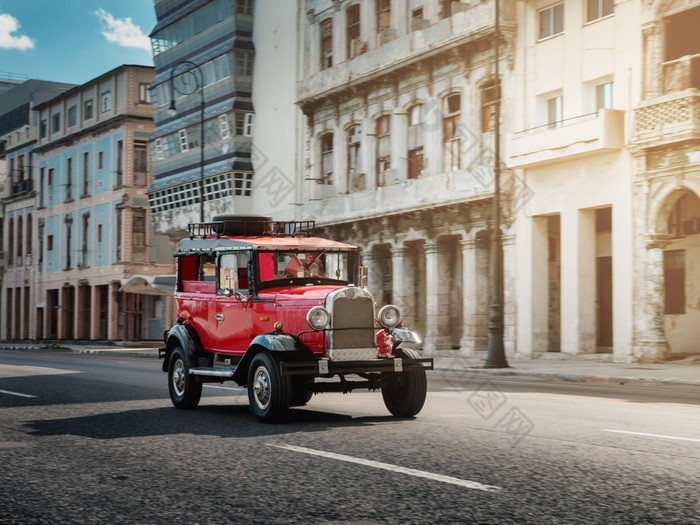 红色的复古的车的街哈瓦那古巴拍摄与平移