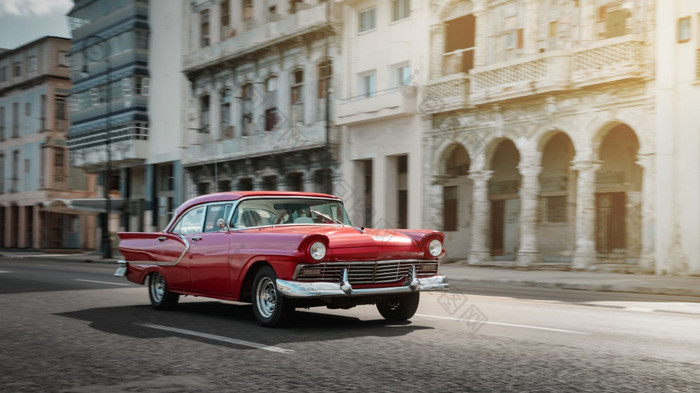 红色的复古的车的街哈瓦那古巴拍摄与平移