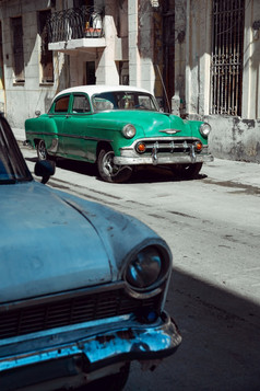 复古的汽车停的街哈瓦那古巴