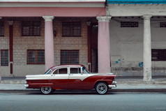 闪亮的红色的复古的车停的街哈瓦那古巴