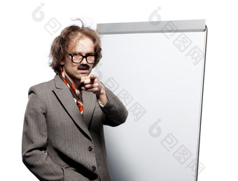 教授科学家讲师穿角有框的眼镜和假的胡子站前面白板和指出成相机