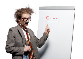 疯狂的教授科学家<strong>讲师</strong>与疯了发型穿角有框的眼镜和假的胡子站前面白板和指出