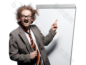 疯狂的教授科学家讲师与疯了发型穿角有框的眼镜和假的胡子站前面白板和指出与快乐高飞脸