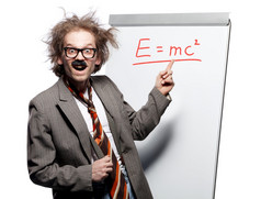 疯狂的教授科学家讲师与疯了发型穿角有框的眼镜和假的胡子站前面白板和指出公式与快乐高飞脸