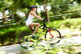 女孩骑自行车的公园她穿白色<strong>体育</strong>运动衣服帽她的自行车红色的<strong>阳光</strong>明媚的夏天一天运动长途跋涉图像