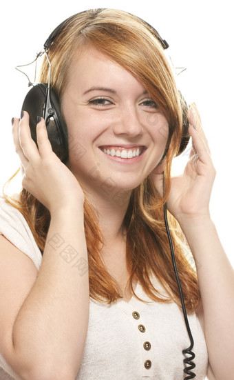 笑红色头发的人女孩与耳机听音乐笑红色头发的人女孩与耳机听音乐白色背景