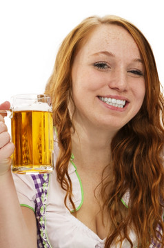 年轻的女人巴伐利亚衣服显示玻璃与啤酒年轻的女人巴伐利亚衣服显示玻璃与啤酒白色背景