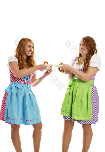 两个巴伐利亚穿着女孩拉小牛肉香肠两个巴伐利亚穿着女孩拉小牛肉香肠白色背景