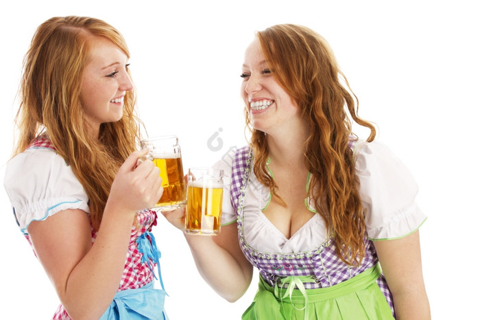 两个巴伐利亚女孩与啤酒斯库灵每一个其他两图片