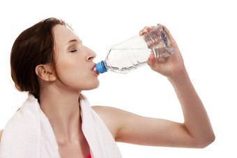年轻的运动女人喝水年轻的运动女人喝水白色背景