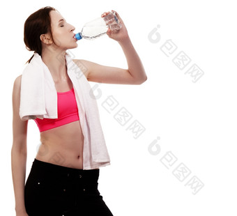 年轻的运动女人喝水年轻的运动女人喝水白色背景