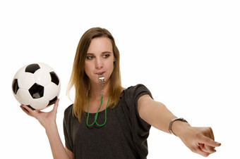 女人与吹口哨持有足球指出某物女人与吹口哨持有足球指出某物白色背景