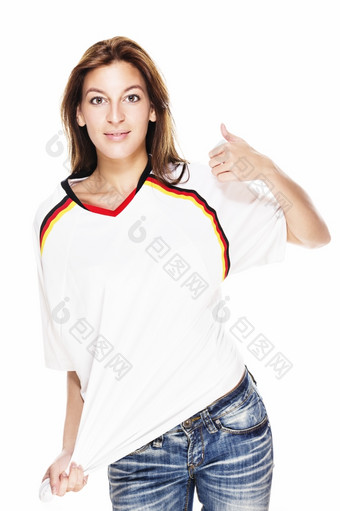 年轻的女人穿牛仔裤而且足球衬衫显示拇指年轻的女人穿牛仔裤而且足球衬衫显示拇指白色背景