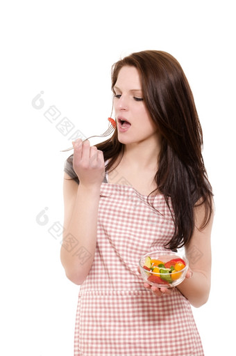 年轻的女人吃沙拉年轻的美丽的女人吃沙拉与叉白色背景