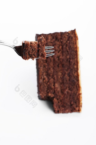 一块巧克力蛋糕叉一块巧克力蛋糕叉在巧克力蛋糕白色背景