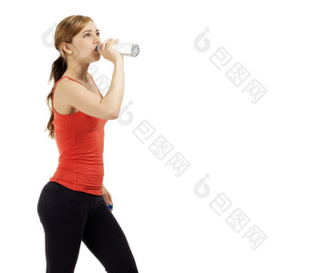 年轻的运动女人喝水年轻的可爱的运动女人喝水白色背景