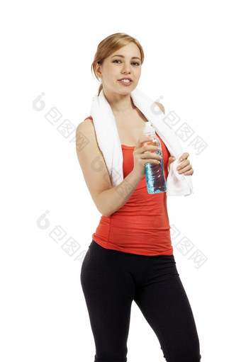 年轻的健身女人与瓶水年轻的运动健身女人与瓶水而且白色毛巾白色背景