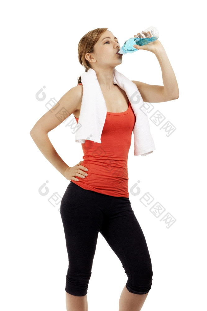 可爱的健身女人喝水可爱的年轻的健身女人喝水白色背景
