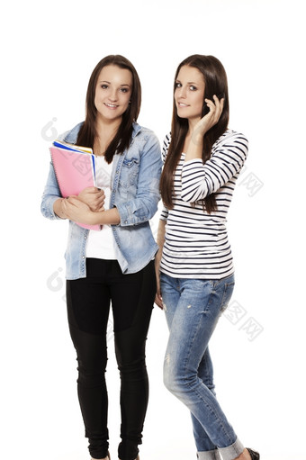 一个学生调用电话附近她的朋友与记事本一个学生调用电话附近她的朋友与记事本白色背景