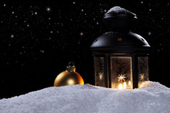 灯笼晚上与星星而且圣诞节球冻灯笼晚上与星星而且金圣诞节球雪