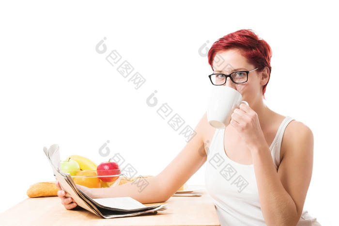 年轻的女人喝咖啡阅读报纸年轻的女人喝咖啡早餐而且阅读报纸白色背景