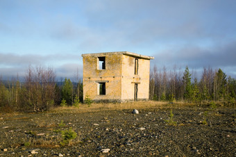 被遗弃的建筑<strong>军事</strong>地面控制点范围对的<strong>背景</strong>秋天森林