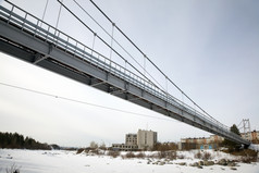 悬架桥在的河妮娃冬天景观