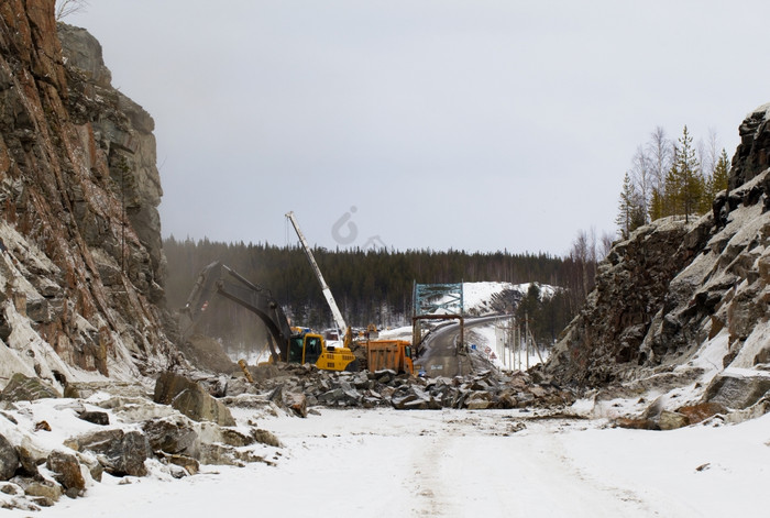 建设道路困难情况下通过的岩石北部俄罗斯图片