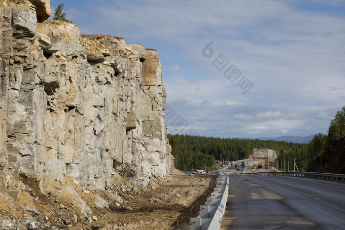 建设道路困难情况下通过的岩石北部俄罗斯
