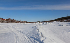 河下的雪而且冰俄罗斯坎达拉克沙湾的白色海