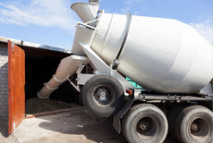 水泥混合机卡车运输交付的货物的客户